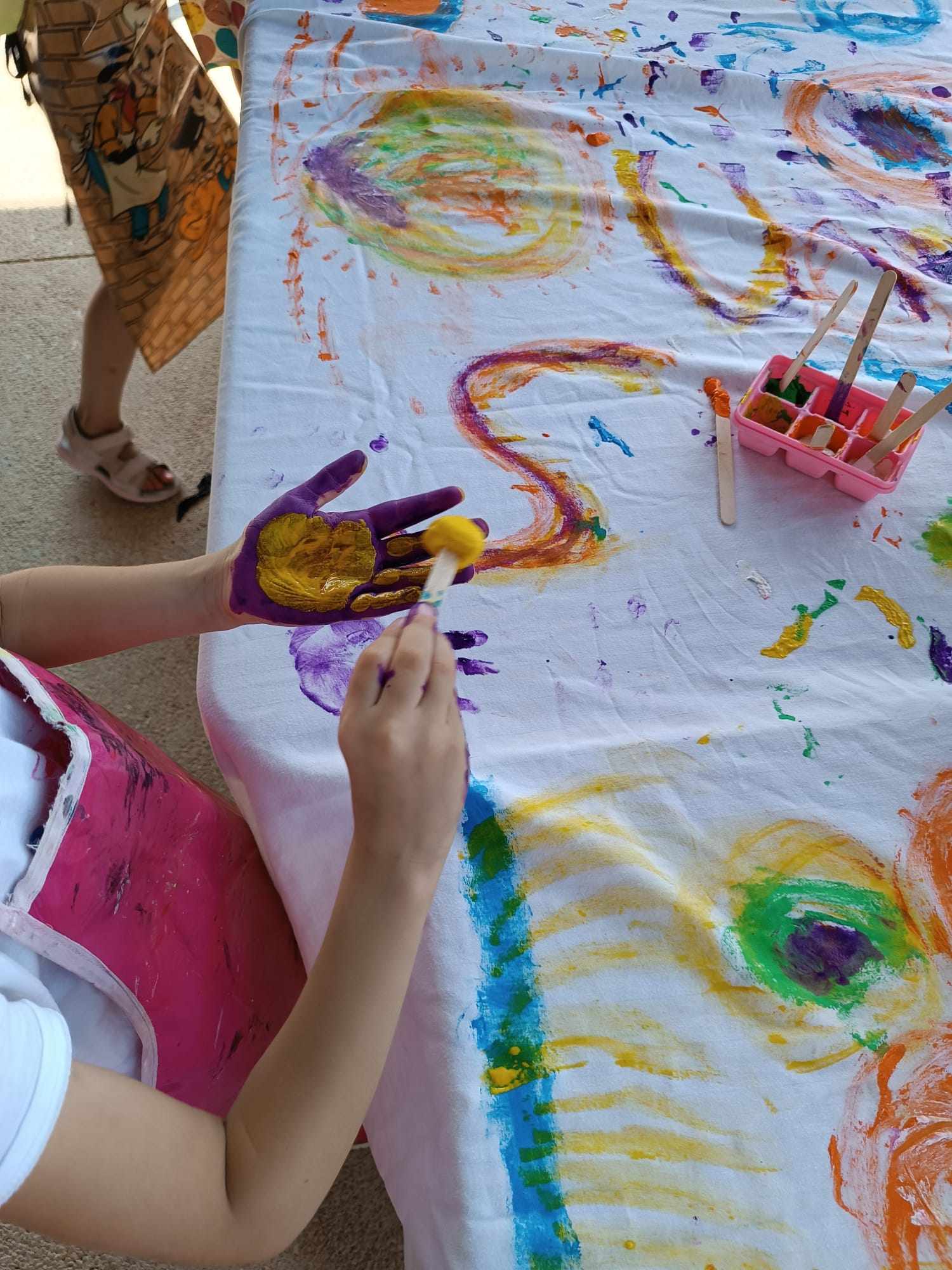 Les vacances d'été ont commencé au Centre Mille Loisirs et depuis lundi chaque enfant s'amuse, découvre et grandis à travers les activités de folies préparées par l'équipe d'animation !  - Photo 3 - peinture avec glaçons. 6-7