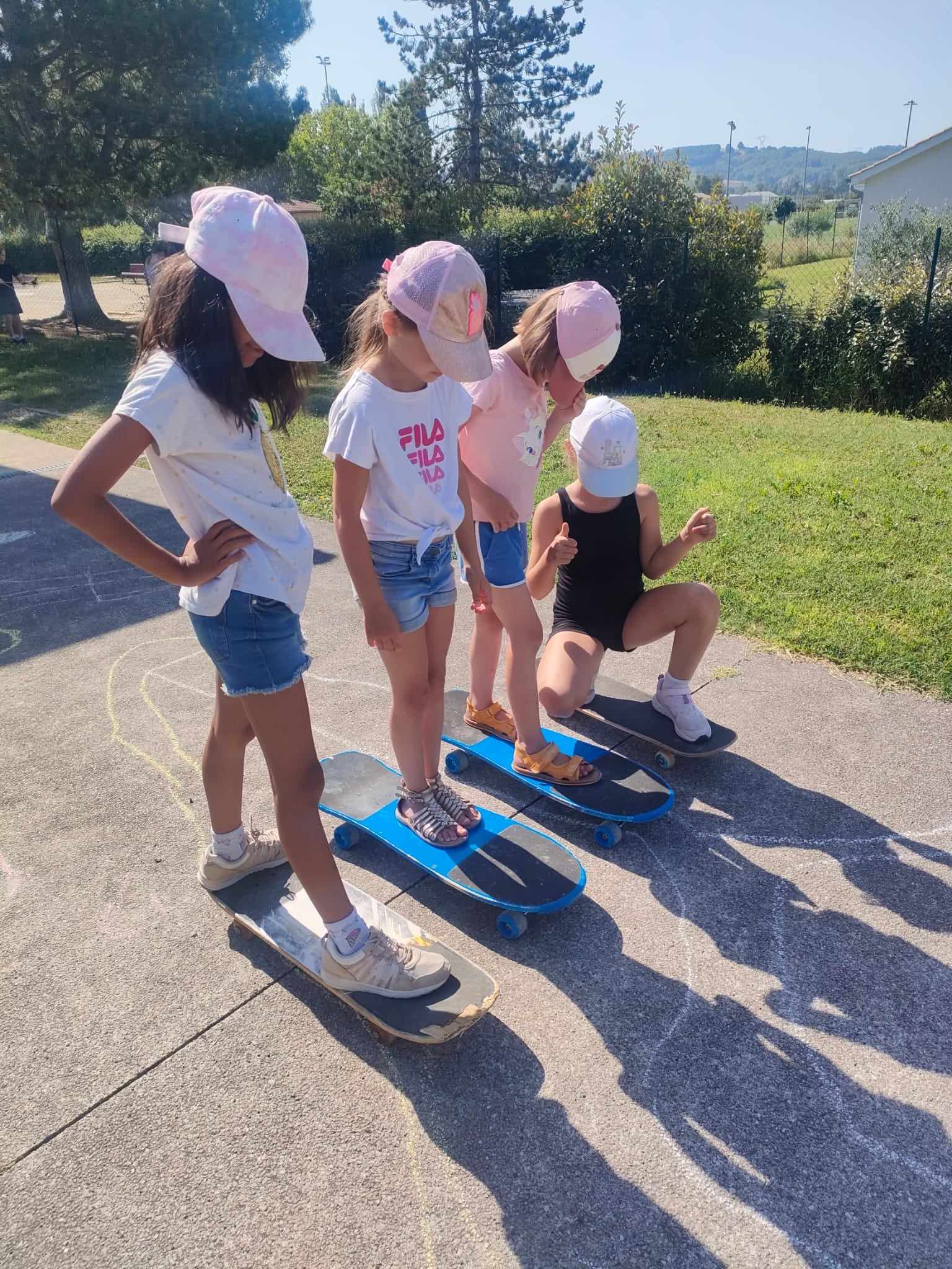 Les vacances d'été ont commencé au Centre Mille Loisirs et depuis lundi chaque enfant s'amuse, découvre et grandis à travers les activités de folies préparées par l'équipe d'animation !  - Photo 4 - skate board. 6-7